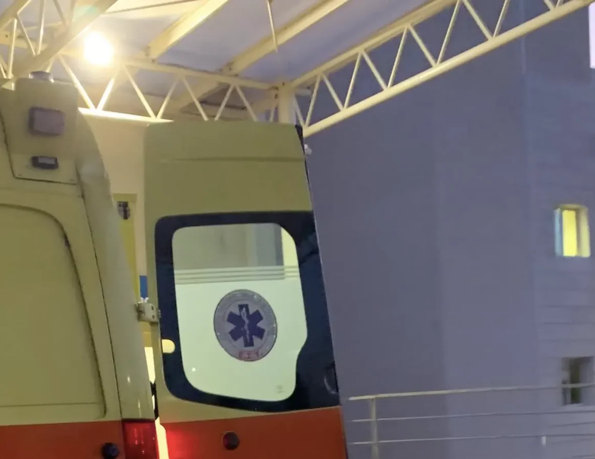 Ασθενοφόρο έξω από το Γενικό Νοσοκομείο Χαλκίδας μετά το φονικό μαχαίρωμα 23χρονου άνδρα στην Εύβοια.