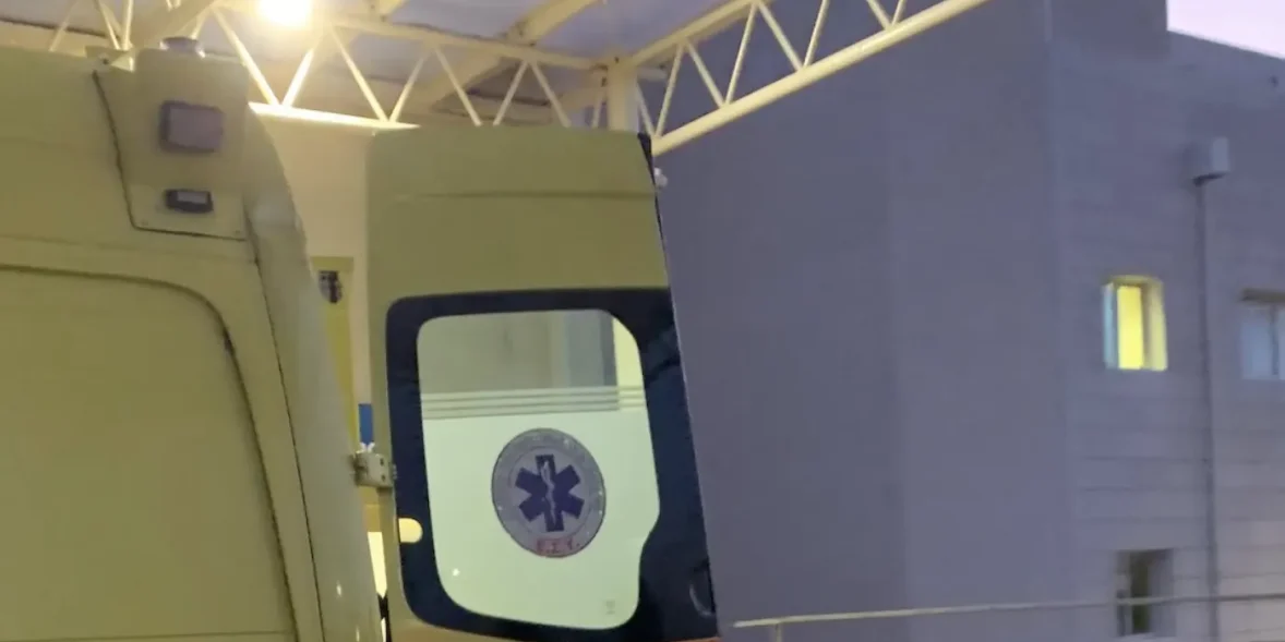Ασθενοφόρο έξω από το Γενικό Νοσοκομείο Χαλκίδας μετά το φονικό μαχαίρωμα 23χρονου άνδρα στην Εύβοια.