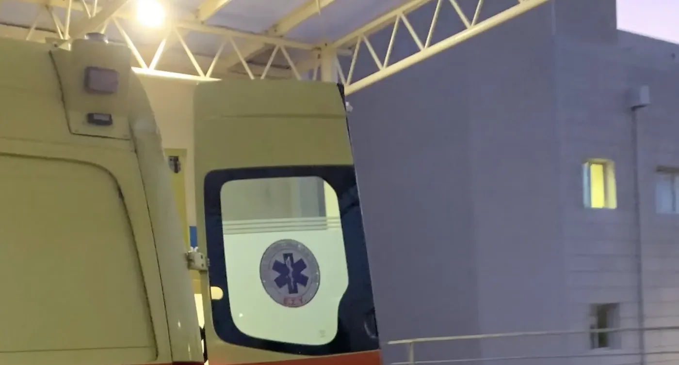 Ασθενοφόρο έξω από το Γενικό Νοσοκομείο