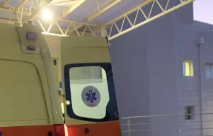 Ασθενοφόρο έξω από το Γενικό Νοσοκομείο