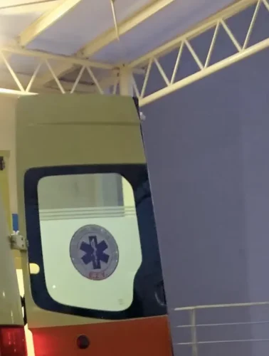 Ασθενοφόρο έξω από το Γενικό Νοσοκομείο Χαλκίδας μετά το φονικό μαχαίρωμα 23χρονου άνδρα στην Εύβοια.