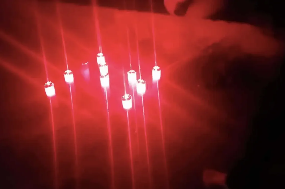 Αναμμένα κεριά στο σημείο όπου δολοφονήθηκε ο 20χρονος Μάριος στη Χαλκίδα