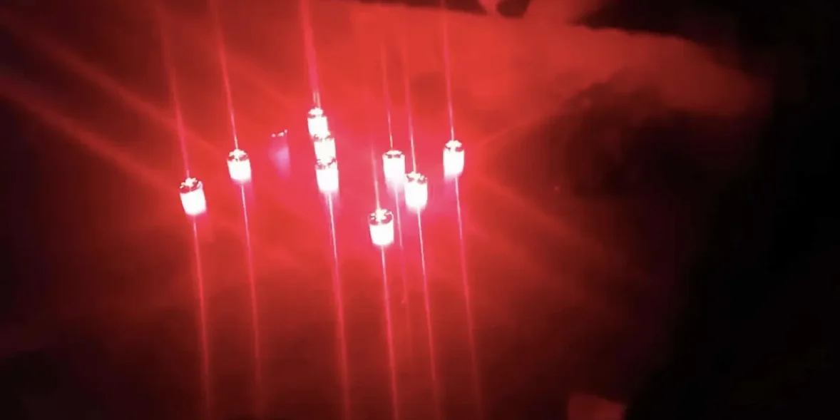 Αναμμένα κεριά στο σημείο όπου δολοφονήθηκε ο 20χρονος Μάριος στη Χαλκίδα