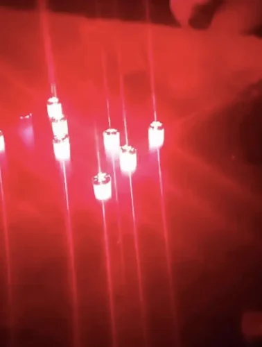 Αναμμένα κεριά στο σημείο όπου δολοφονήθηκε ο 20χρονος Μάριος στη Χαλκίδα