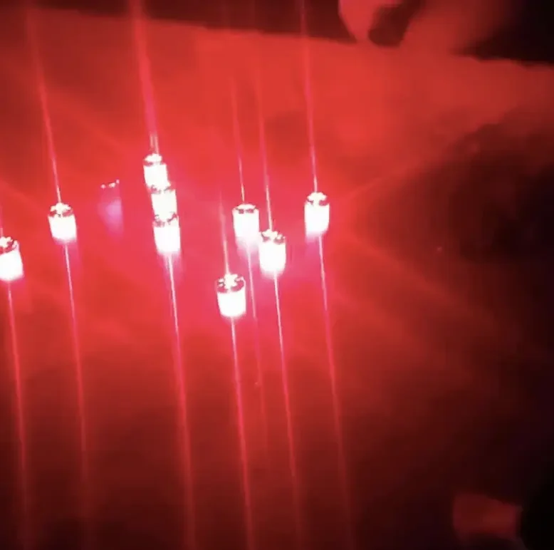 Αναμμένα κεριά στο σημείο όπου δολοφονήθηκε ο 20χρονος Μάριος στη Χαλκίδα