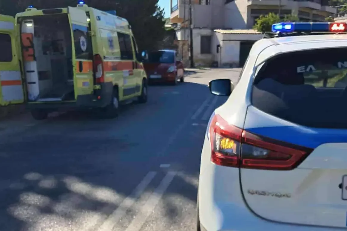 Περιπολικό και ασθενοφόρο