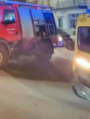 Πυροσβεστικό όχημα και ασθενοφόρο