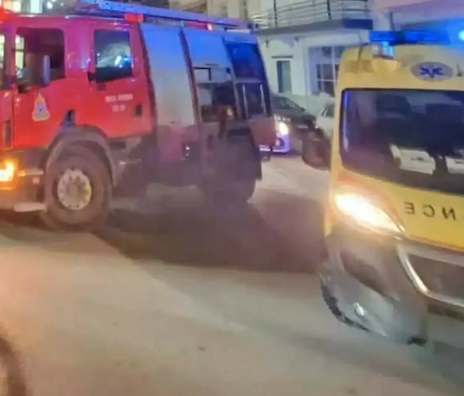 Πυροσβεστικό όχημα και ασθενοφόρο