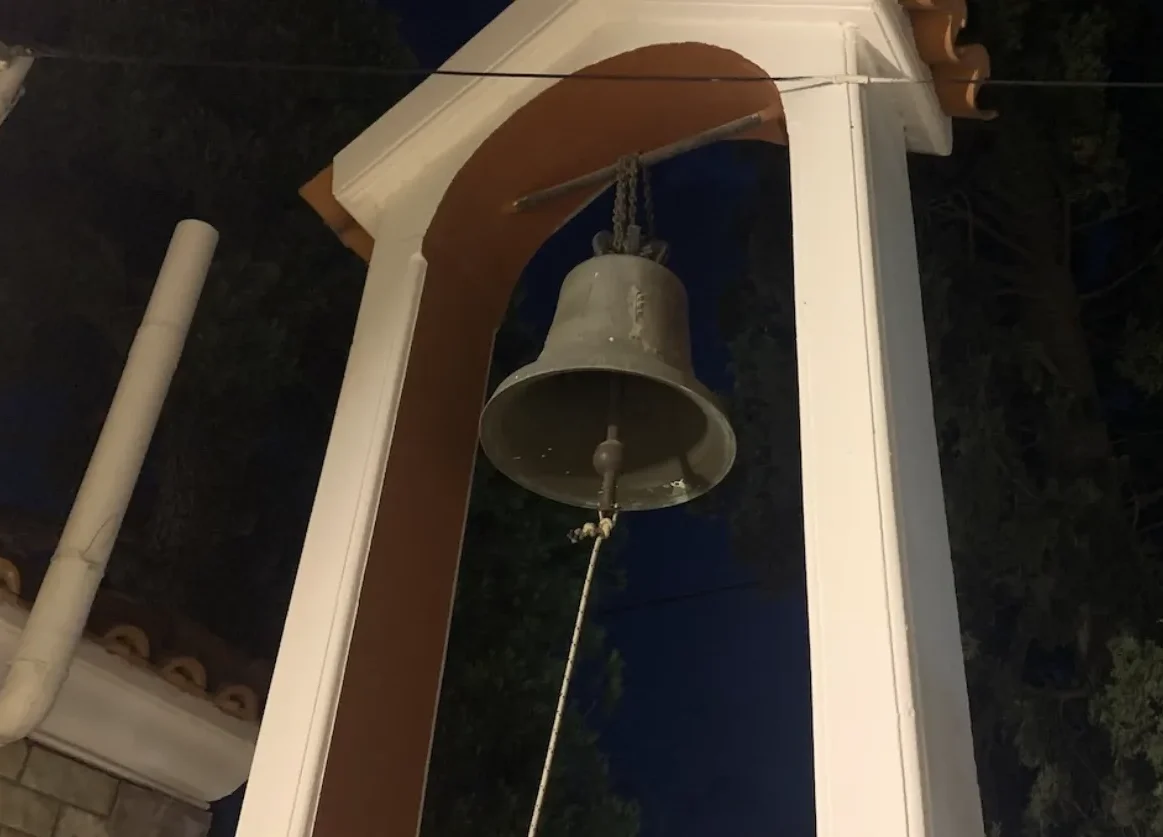 Καμπαναριό ορθόδοξης εκκλησίας την ημέρα που γιορτάζει ο Μιχάλης, 8 Νοεμβρίου.