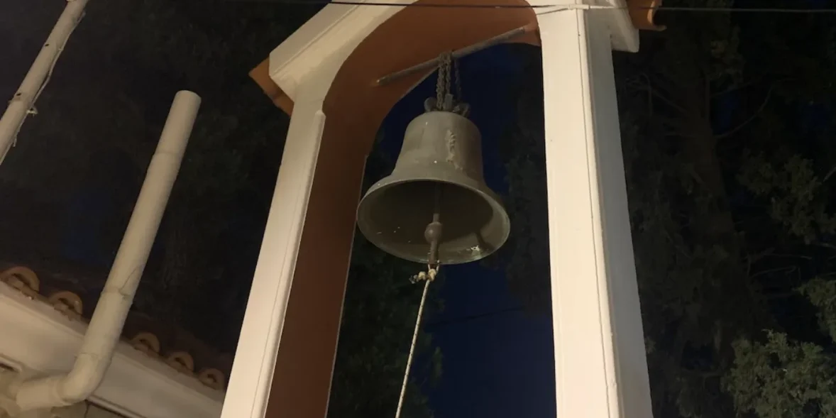 Καμπαναριό ορθόδοξης εκκλησίας την ημέρα που γιορτάζει ο Μιχάλης, 8 Νοεμβρίου.