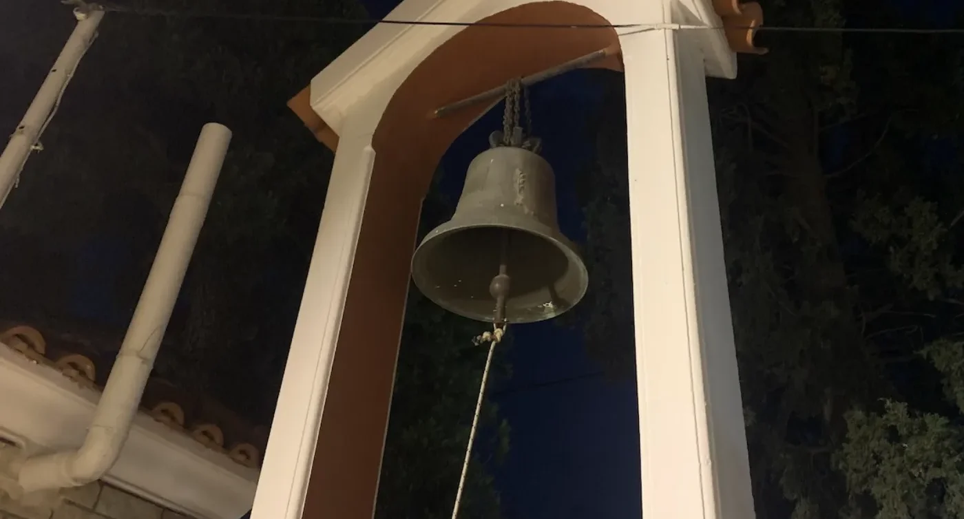 Καμπαναριό ορθόδοξης εκκλησίας την ημέρα που γιορτάζει ο Μιχάλης, 8 Νοεμβρίου.