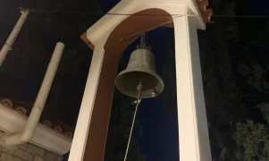 Καμπαναριό ορθόδοξης εκκλησίας την ημέρα που γιορτάζει ο Μιχάλης, 8 Νοεμβρίου.