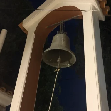 Καμπαναριό ορθόδοξης εκκλησίας την ημέρα που γιορτάζει ο Μιχάλης, 8 Νοεμβρίου.