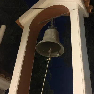 Καμπαναριό ορθόδοξης εκκλησίας την ημέρα που γιορτάζει ο Μιχάλης, 8 Νοεμβρίου.