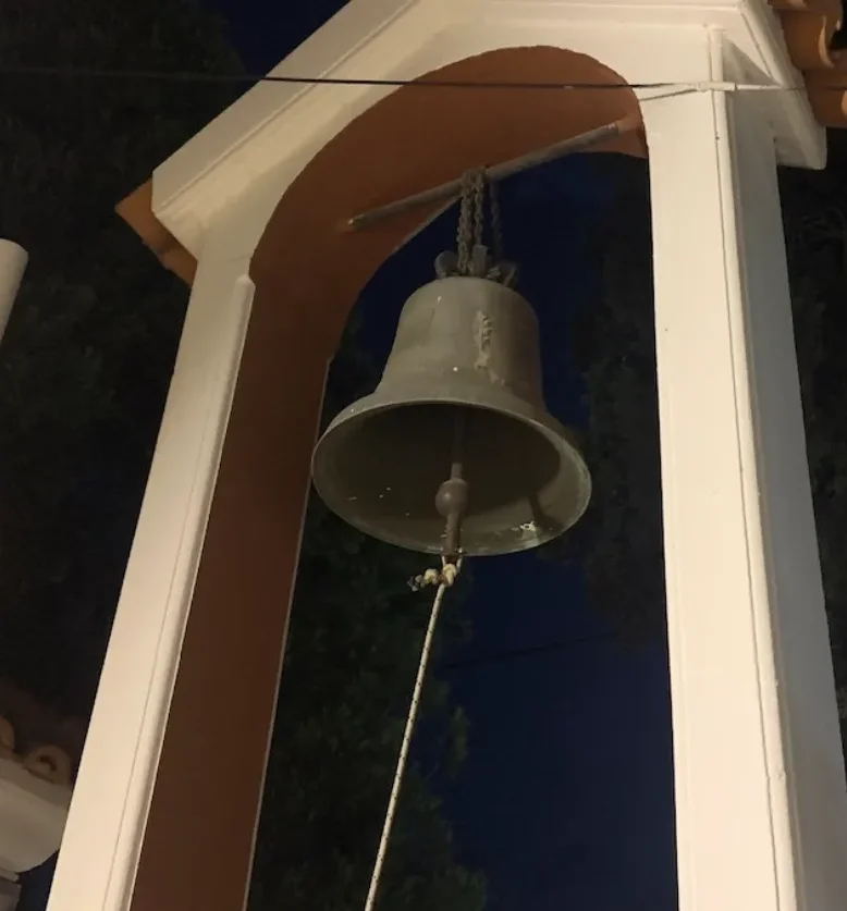 Καμπαναριό ορθόδοξης εκκλησίας την ημέρα που γιορτάζει ο Μιχάλης, 8 Νοεμβρίου.