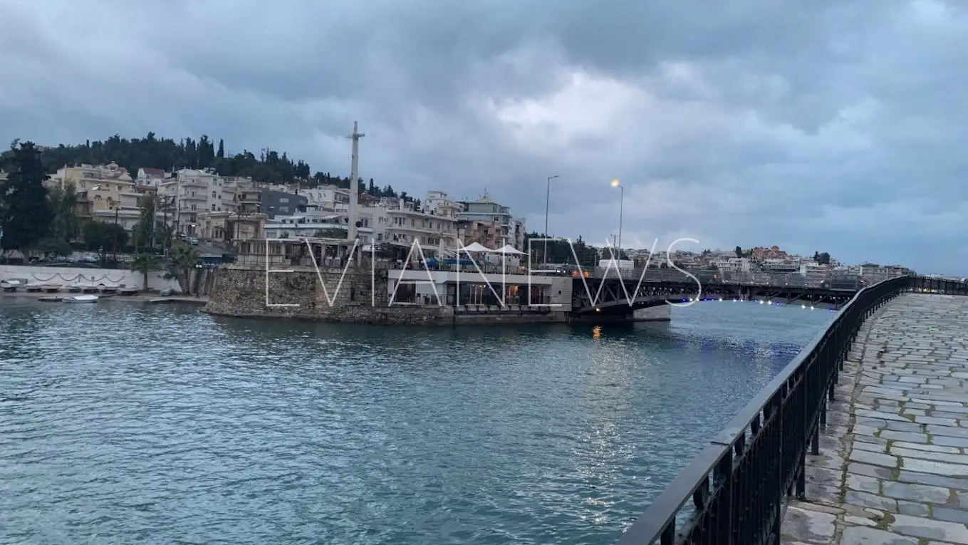 Δείτε τι κρύβεται στα νερά της παλιάς γέφυρας στη Χαλκίδα στην Εύβοια και είναι η αιτία για τα καθαρά νερά της πόλης