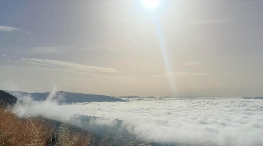 Όταν η γη χάνεται κάτω από τα σύννεφα, η σιωπή μιλάει πιο δυνατά από τις λέξεις. 