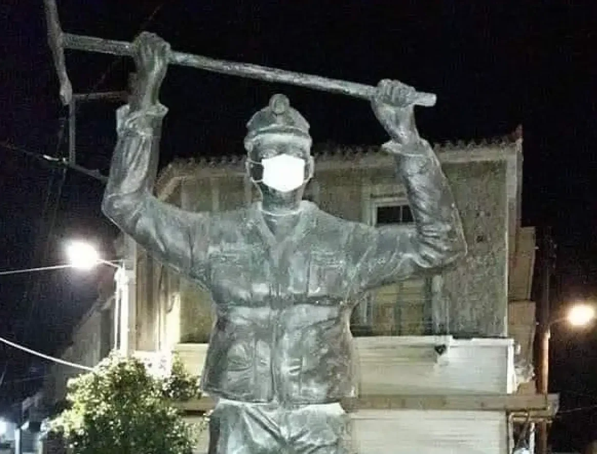 Μάσκα σε άγαλμα στο Αλιβέρι