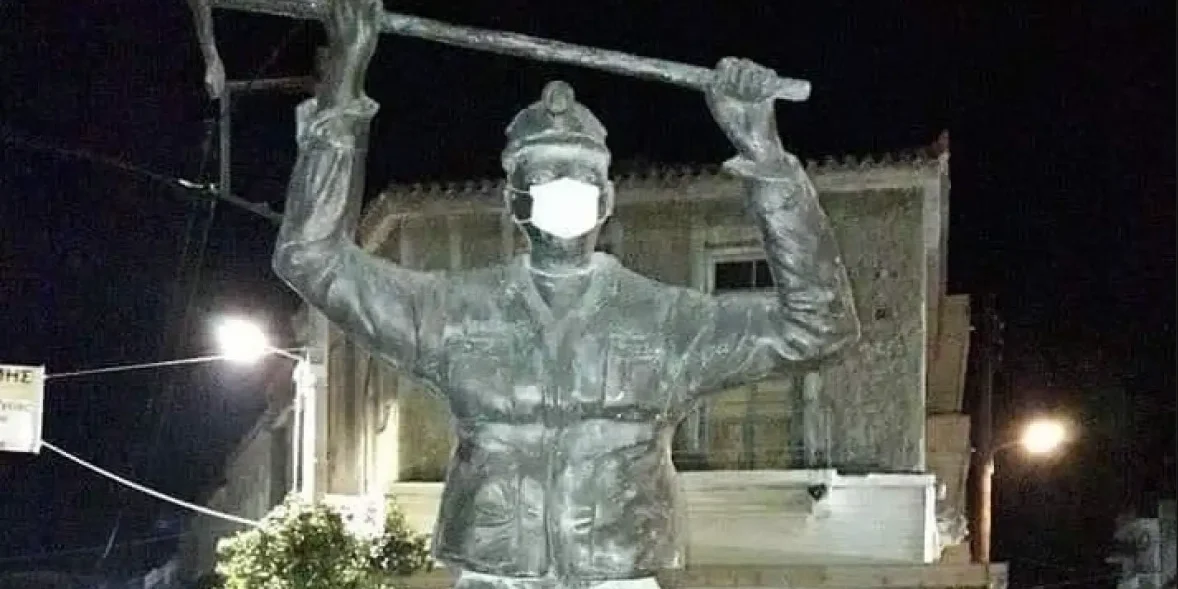 Μάσκα σε άγαλμα στο Αλιβέρι