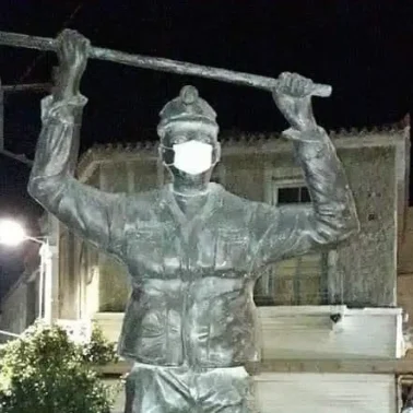 Μάσκα σε άγαλμα στο Αλιβέρι