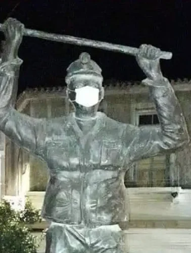 Μάσκα σε άγαλμα στο Αλιβέρι