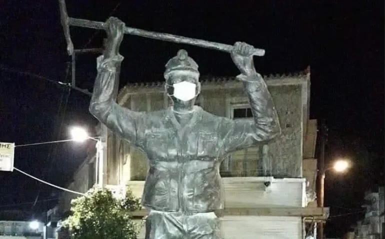 Μάσκα σε άγαλμα στο Αλιβέρι
