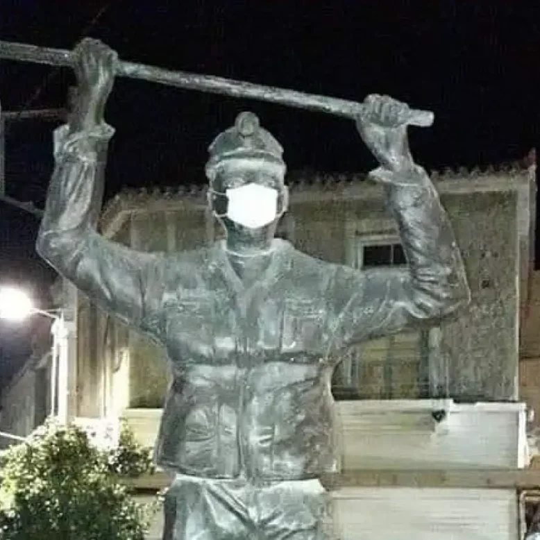 Μάσκα σε άγαλμα στο Αλιβέρι