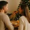 Νηστεία Χριστουγέννων – Ζευγάρι απολαμβάνει ελαφρύ γεύμα μπροστά στο δέντρο.