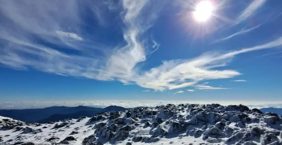 Χιονισμένο τοπίο στο βουνό