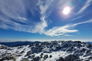 Χιονισμένο τοπίο στο βουνό