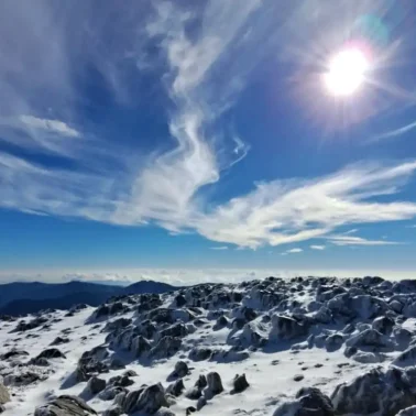 Χιονισμένο τοπίο στο βουνό
