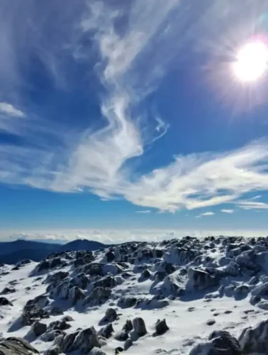 Χιονισμένο τοπίο στο βουνό
