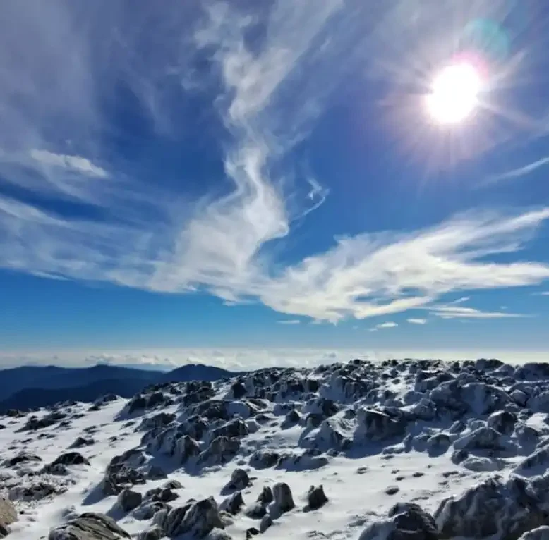 Χιονισμένο τοπίο στο βουνό