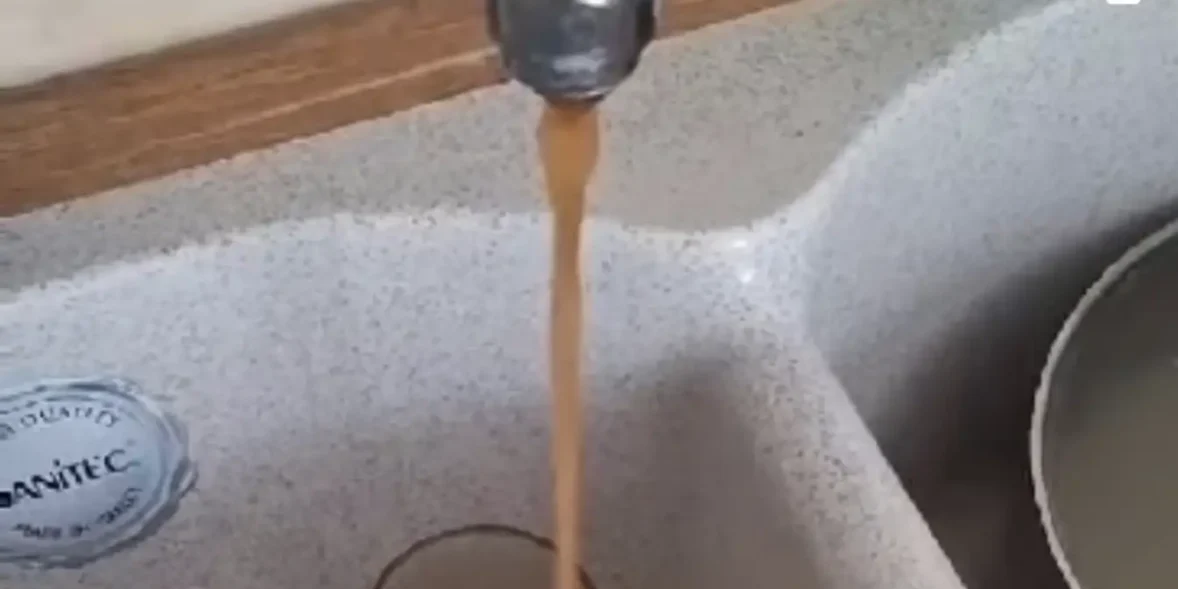 Μια βρύση που βγάζει καφέ νερό