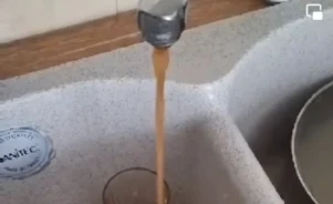 Μια βρύση που βγάζει καφέ νερό