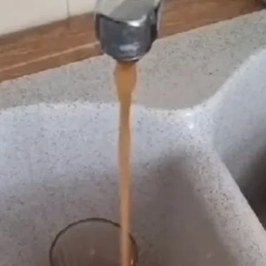 Μια βρύση που βγάζει καφέ νερό