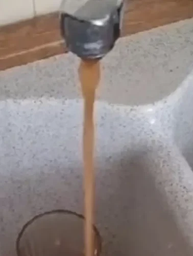 Μια βρύση που βγάζει καφέ νερό