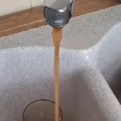 Μια βρύση που βγάζει καφέ νερό