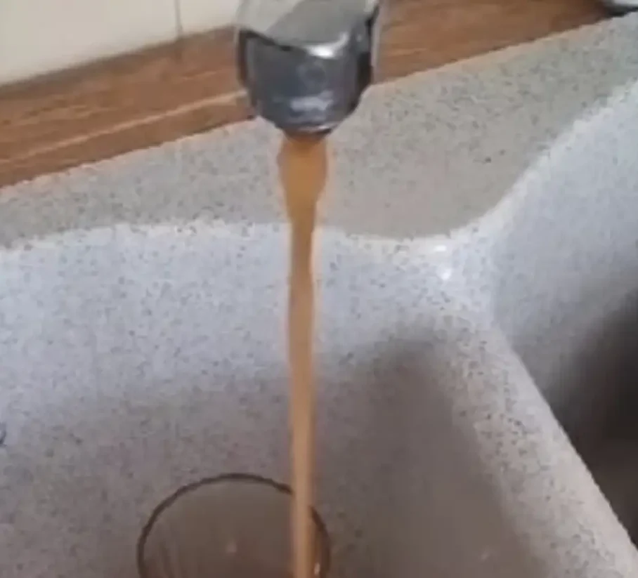 Μια βρύση που βγάζει καφέ νερό