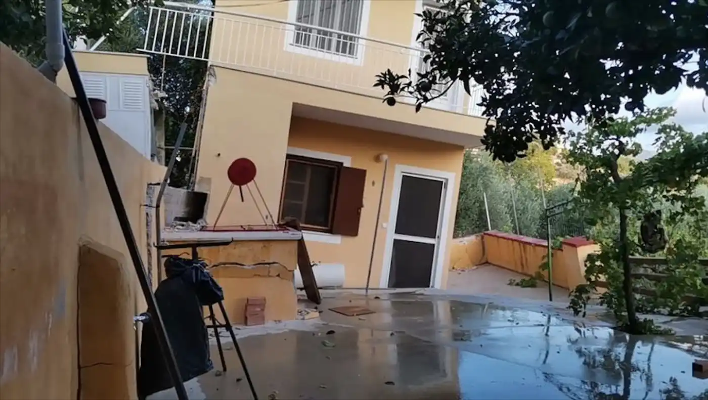 Η γη άνοιξε και τα άφησε έτσι