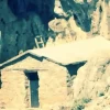 Η πρόσβαση αποτελεί δοκιμασία πίστης, καθώς απαιτεί δύσκολο χωματόδρομο για οχήματα 4x4 και στη συνέχεια πεζοπορία σε μονοπάτι