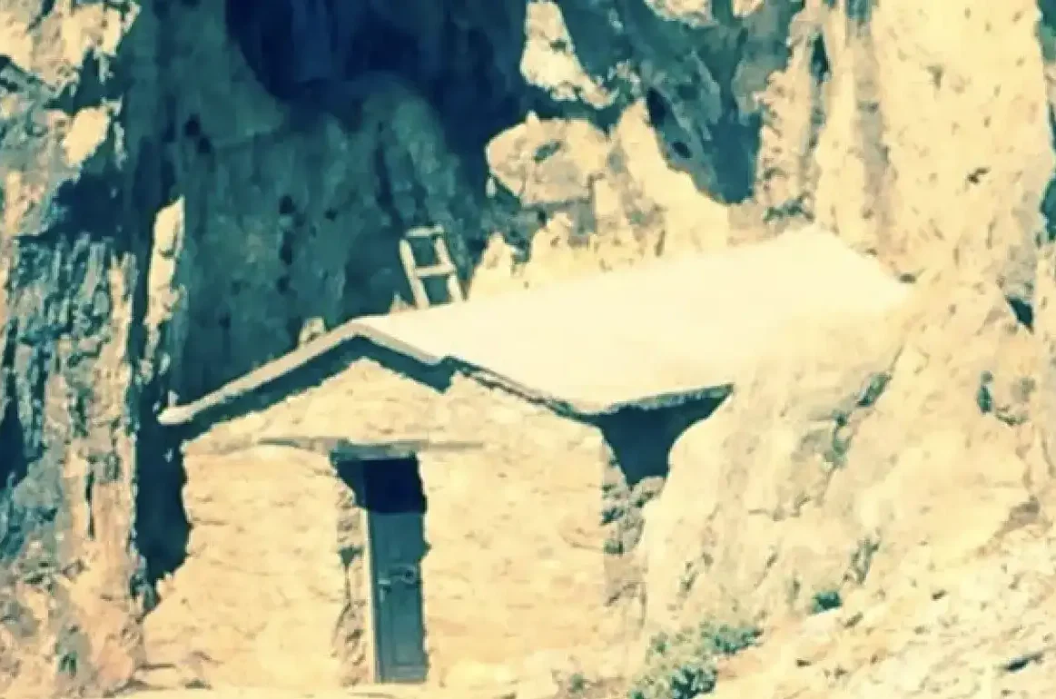 Η πρόσβαση αποτελεί δοκιμασία πίστης, καθώς απαιτεί δύσκολο χωματόδρομο για οχήματα 4x4 και στη συνέχεια πεζοπορία σε μονοπάτι