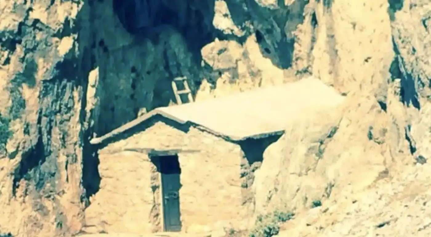 Η πρόσβαση αποτελεί δοκιμασία πίστης, καθώς απαιτεί δύσκολο χωματόδρομο για οχήματα 4x4 και στη συνέχεια πεζοπορία σε μονοπάτι