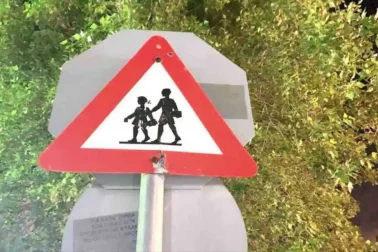Μια ταμπέλα με τα σχολεία