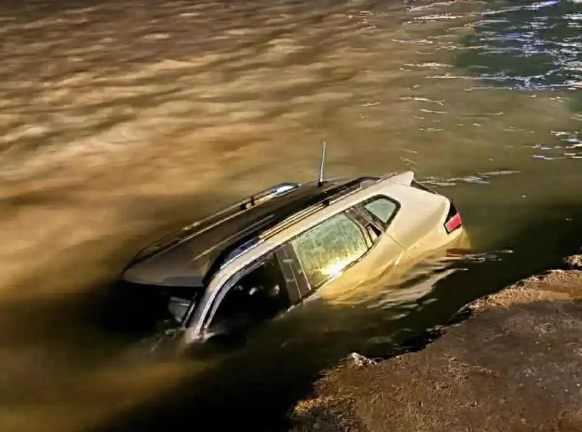 Αυτοκίνητο στη θάλασσα