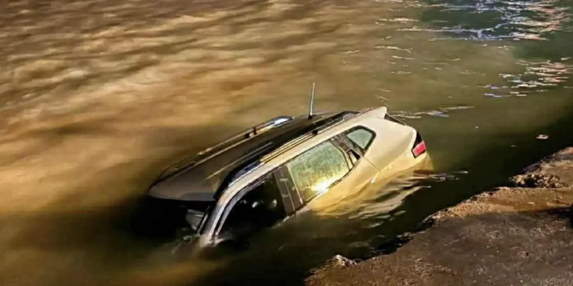 Αυτοκίνητο στη θάλασσα