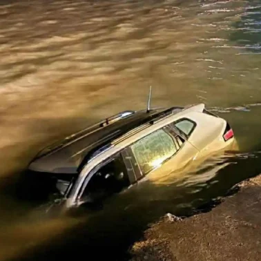 Αυτοκίνητο στη θάλασσα