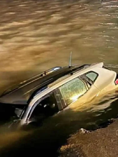 Αυτοκίνητο στη θάλασσα