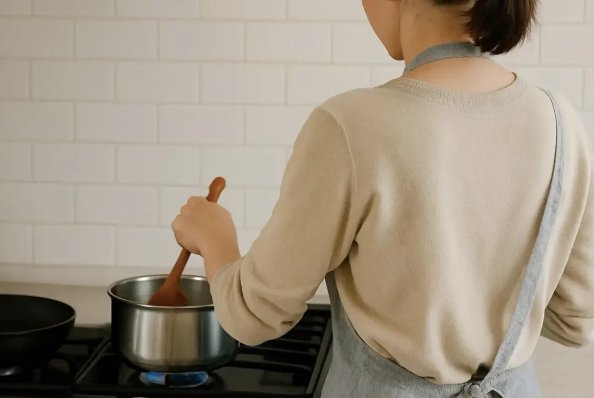 Μια γυναίκα μαγειρεύει