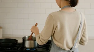 Μια γυναίκα μαγειρεύει